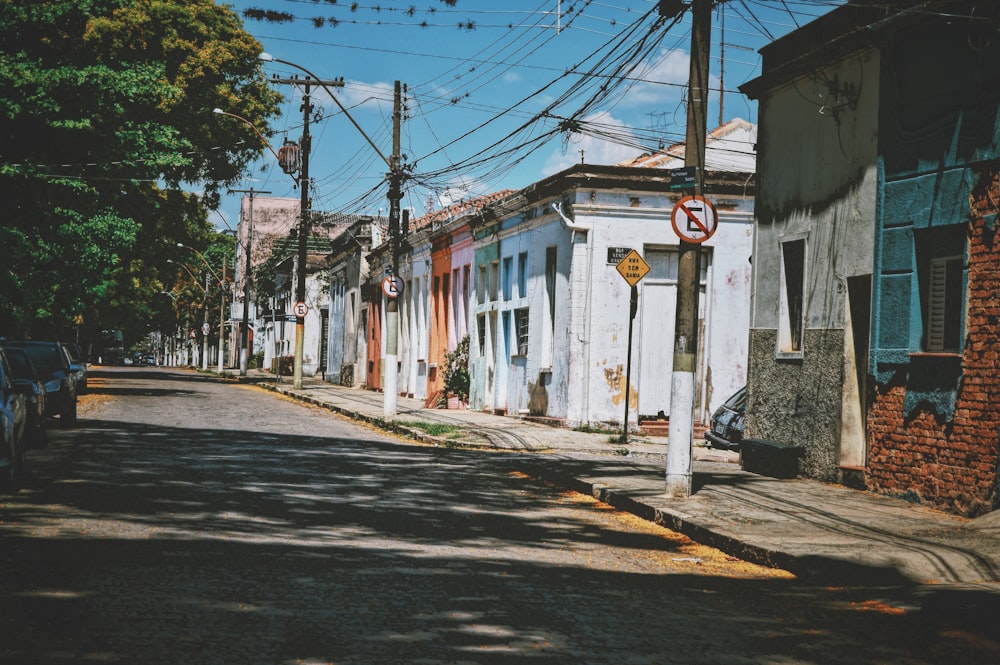 Rua com casas antigas em bairro consolidado